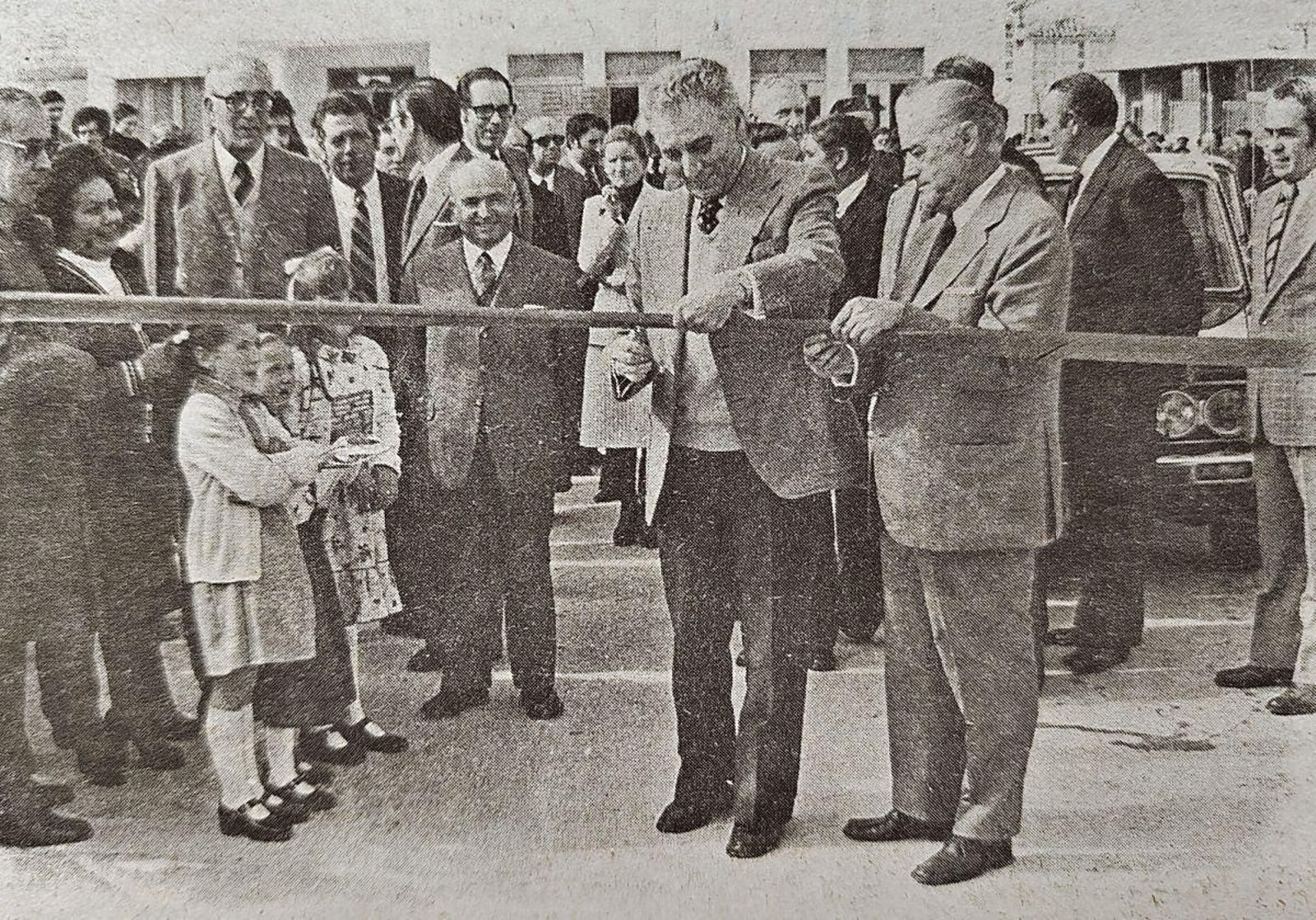 El gobernador civil cortando una cinta de inauguración en Puebla de Trives.