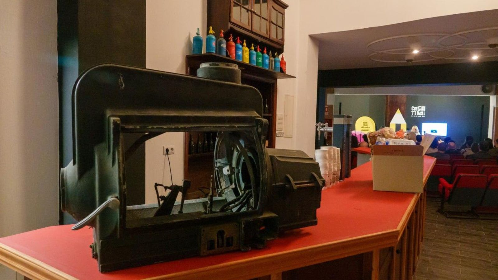 En el interior del hall del cine Vigo se adaptó un pequeño auditorio que acogió charlas y actuaciones como la del cabaret Marinita y sus Maromas.