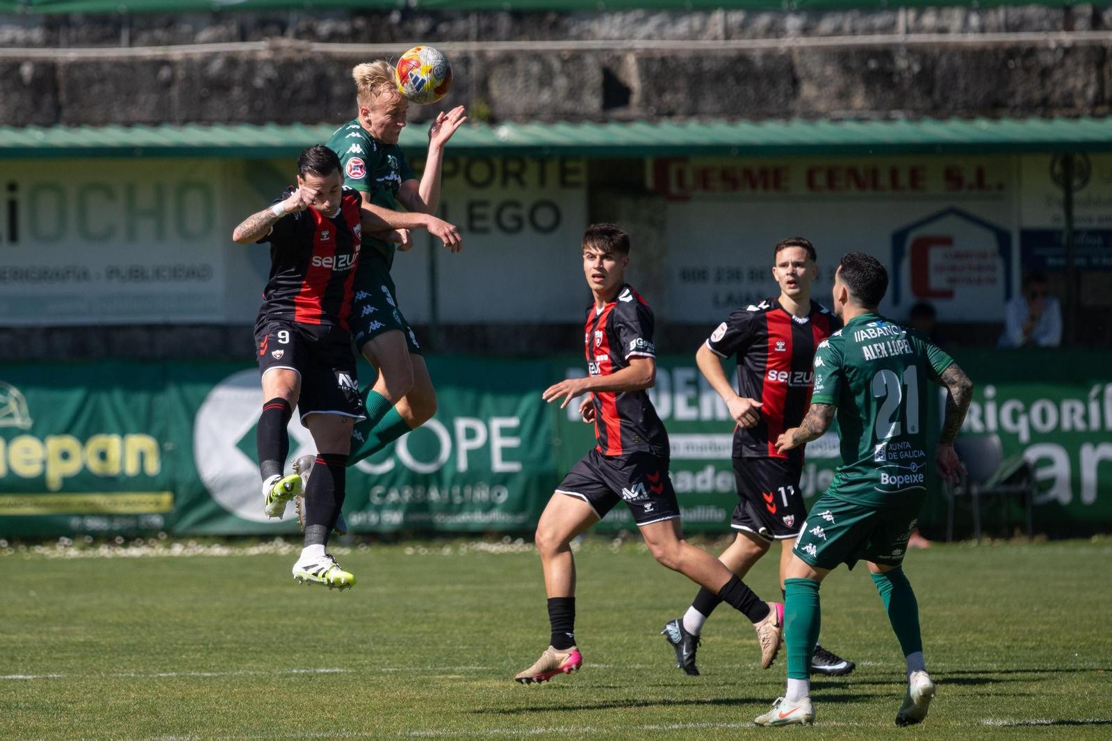 Galería | El Arenteiro cae en una tarde soleada de Domingo de Pascua en Espiñedo (1-2)