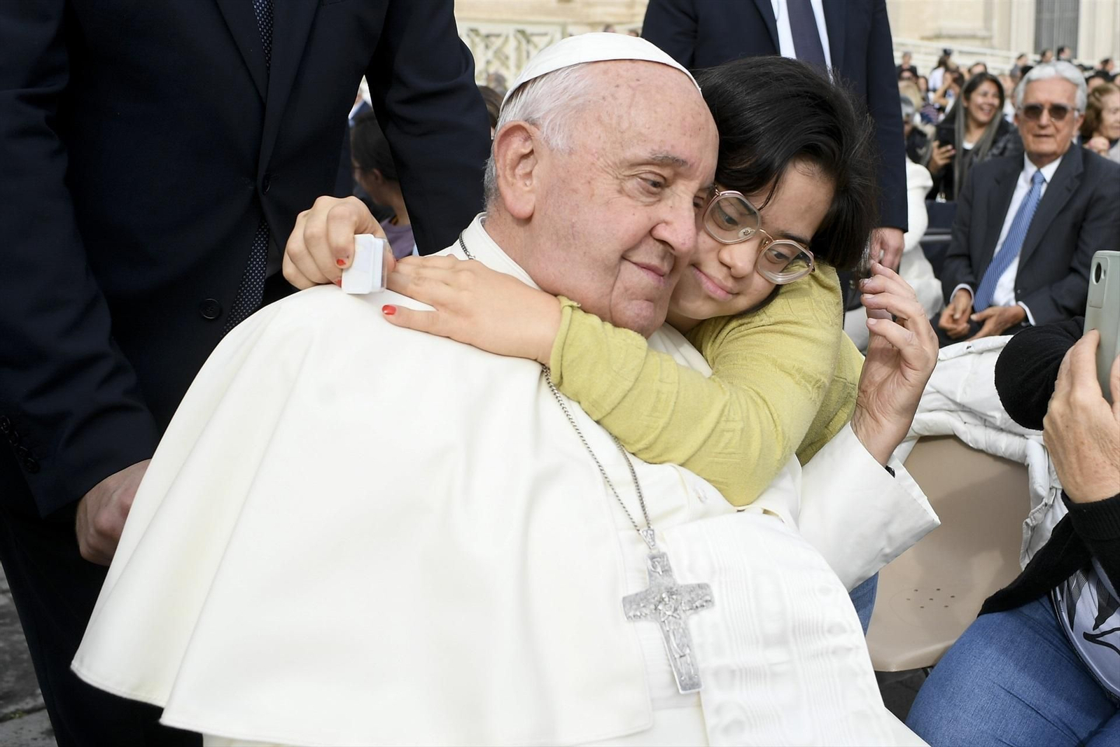 El papa Francisco, abrazado por una niña en 2024.
