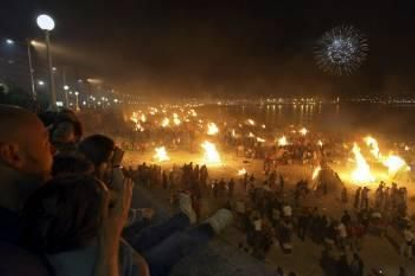 Aspecto que ofrecía la playa coruñesa del Orzán en la noche de San Juan.// Archivo