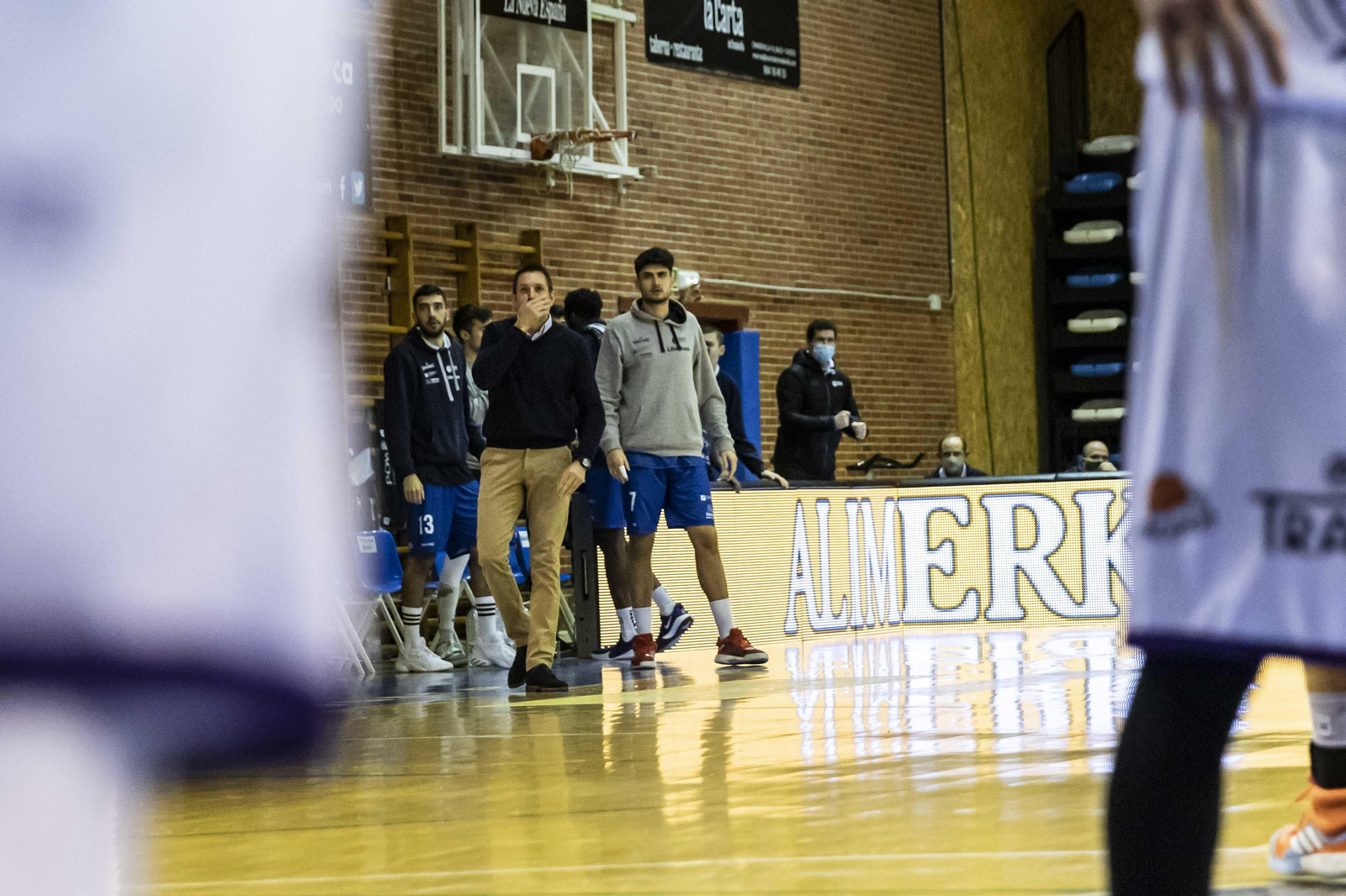Natxo Lezcano, entrenador del Oviedo, durante un partido en Pumarín.