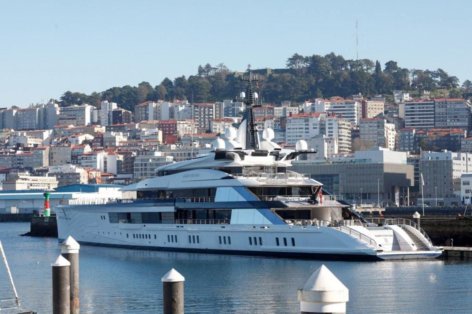 El imponente yate “Bravo Eugenia”, amarrado en el muelle deportivo de Davila, en Bouzas.