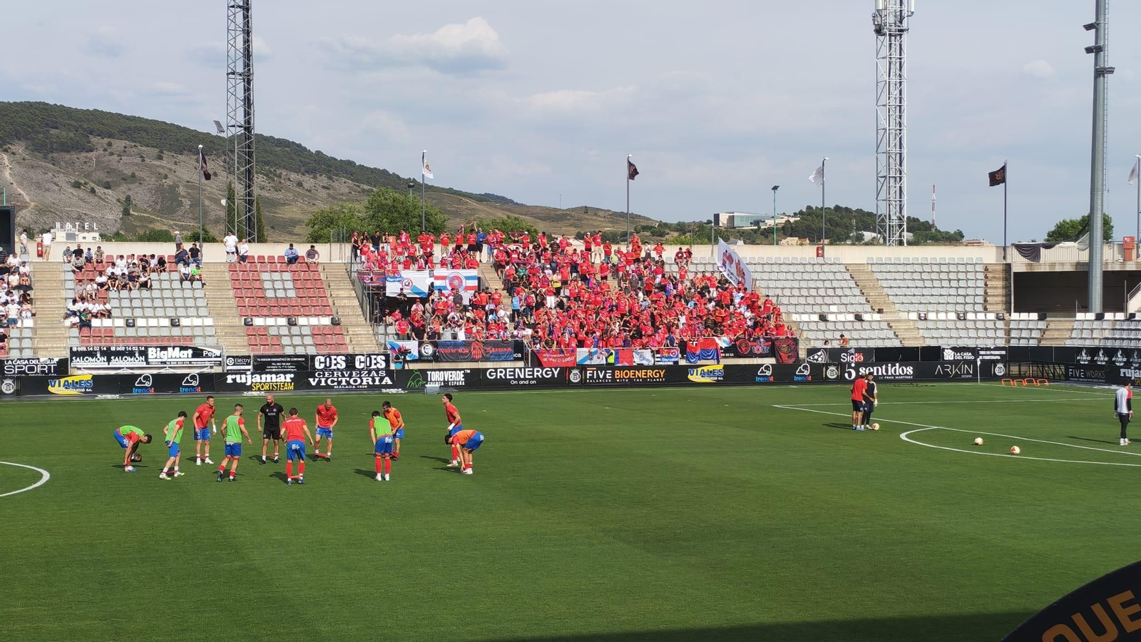La UD Ourense calentando en La Fuensanta.