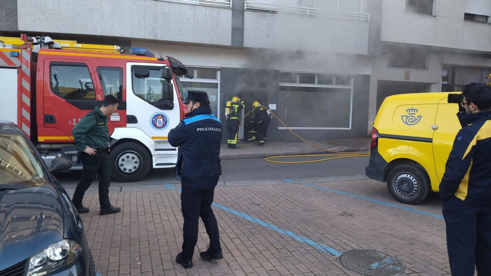 Los bomberos actúan en el incendio de O Barco