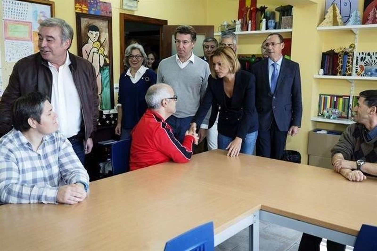 Feijóo, Barreiro y Cospedal saludan en su visita al Centro Ocupacional Aspnais en Lugo.