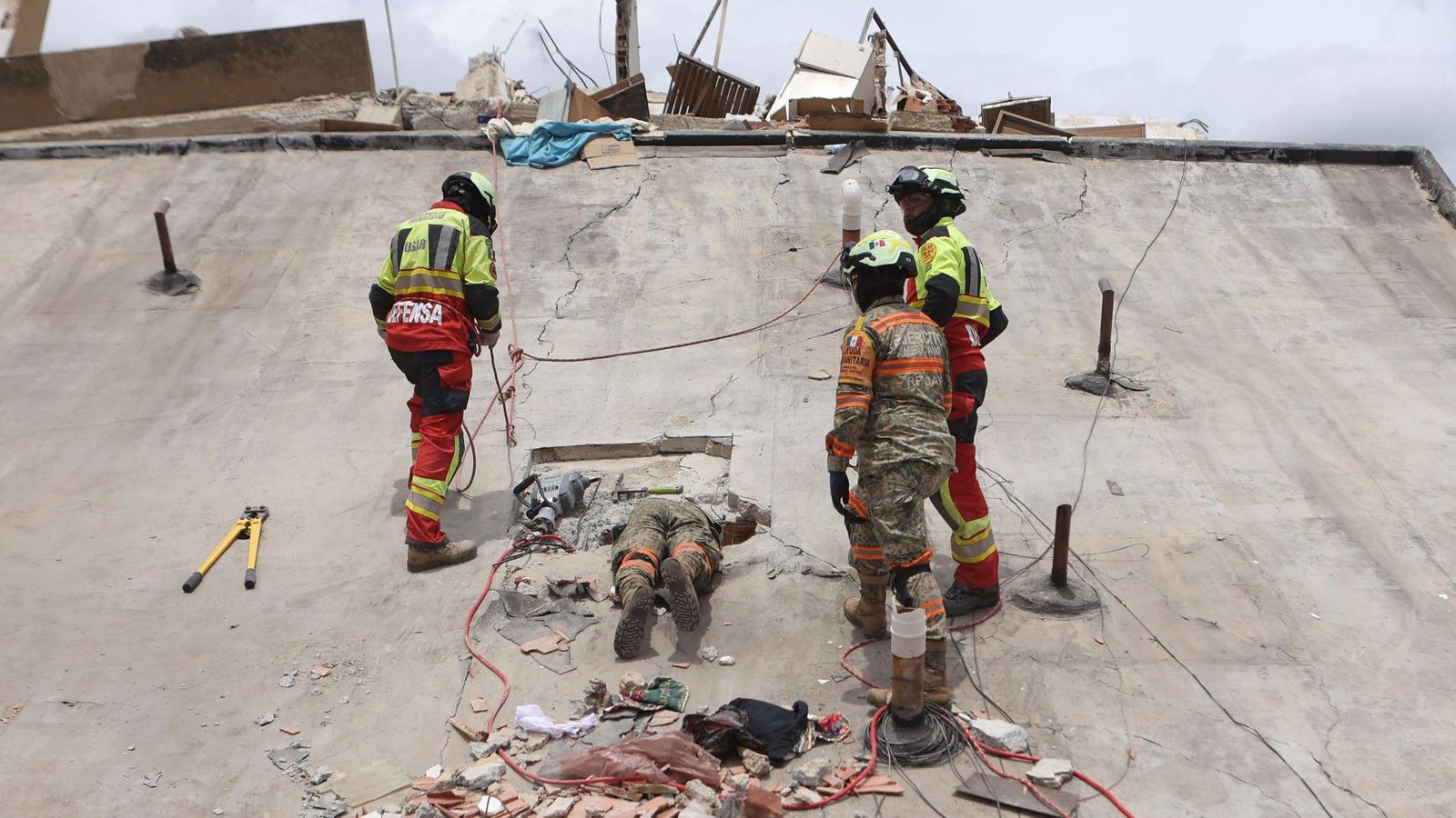 Los rescatistas trabajan en un edificio derrumbado en Playa Grande, estado de La Guaira, Venezuela, 28 de junio de 2026.