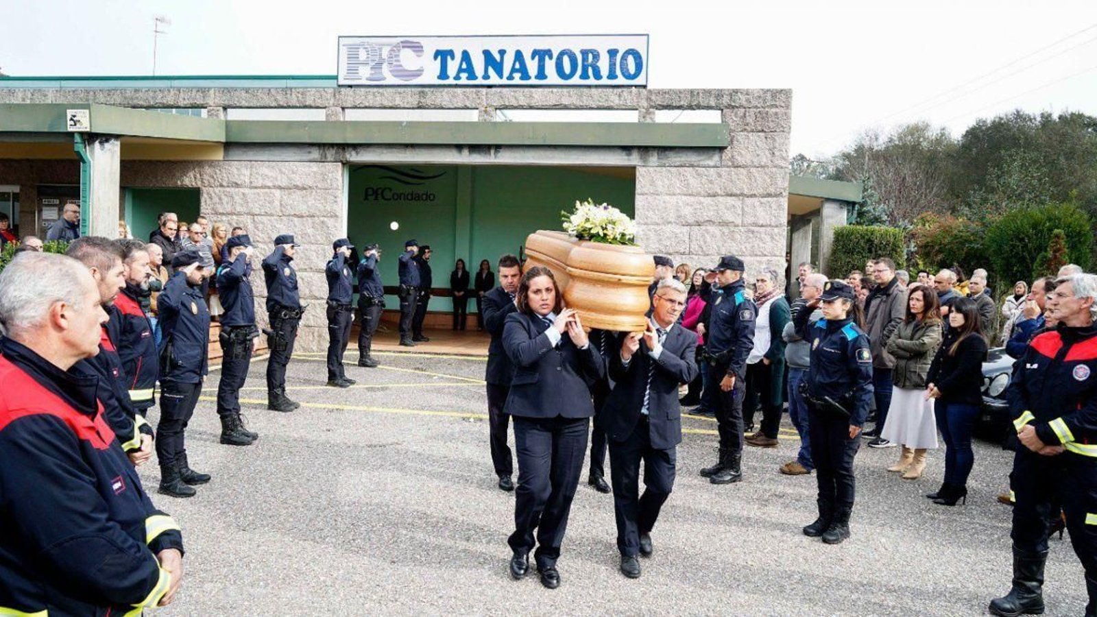 Salida del féretro de Benigno Moldes escoltado por la Policía Local.
