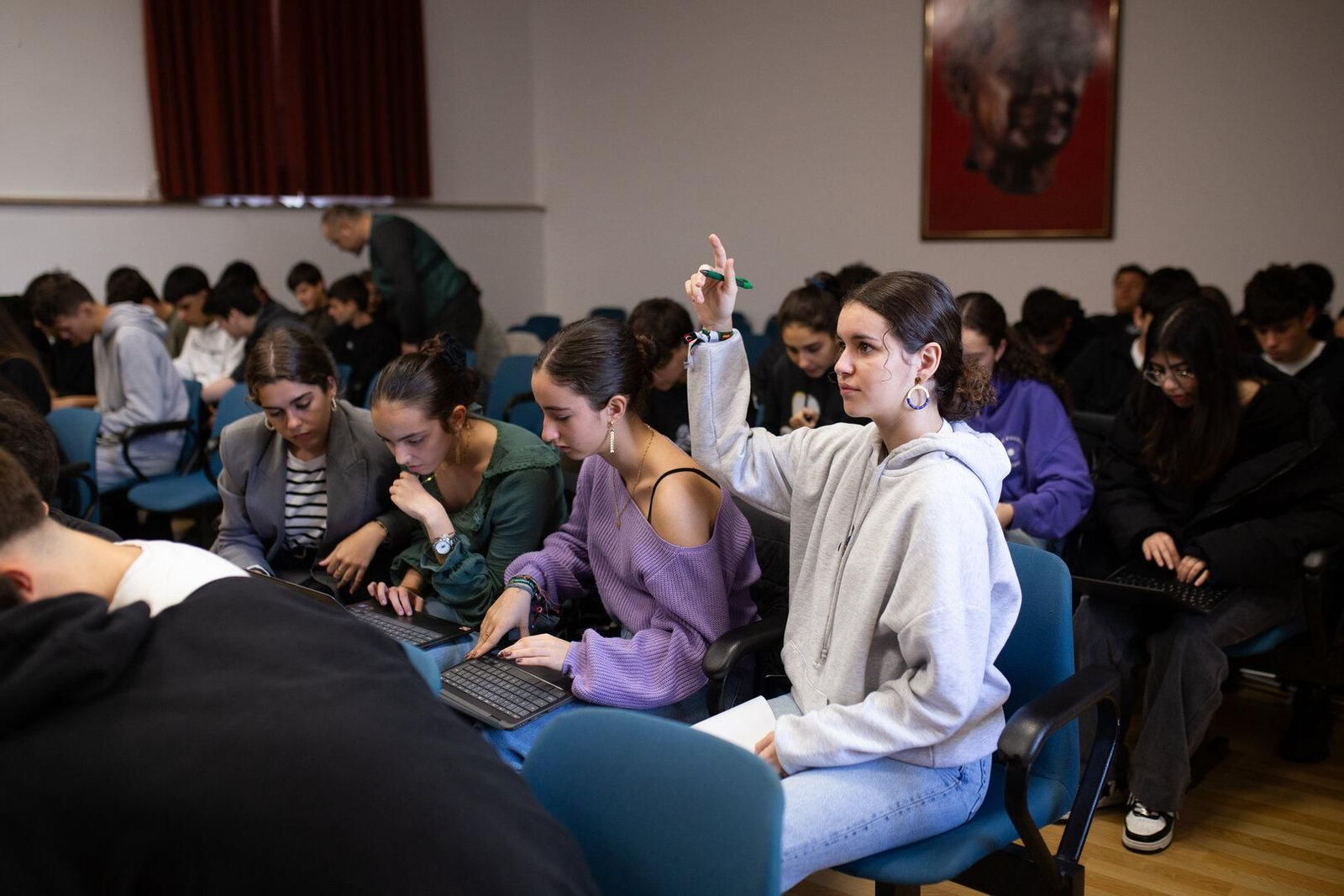 Jóvenes interesados en ciberseguridad.
