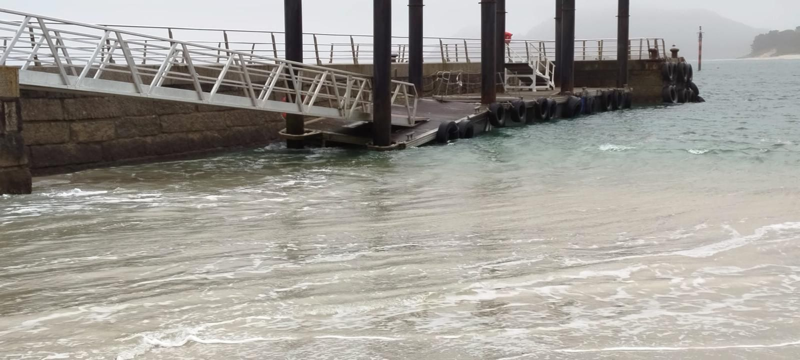 El pantalán de atraque en la playa de Rodas, con daños por el mal tiempo.