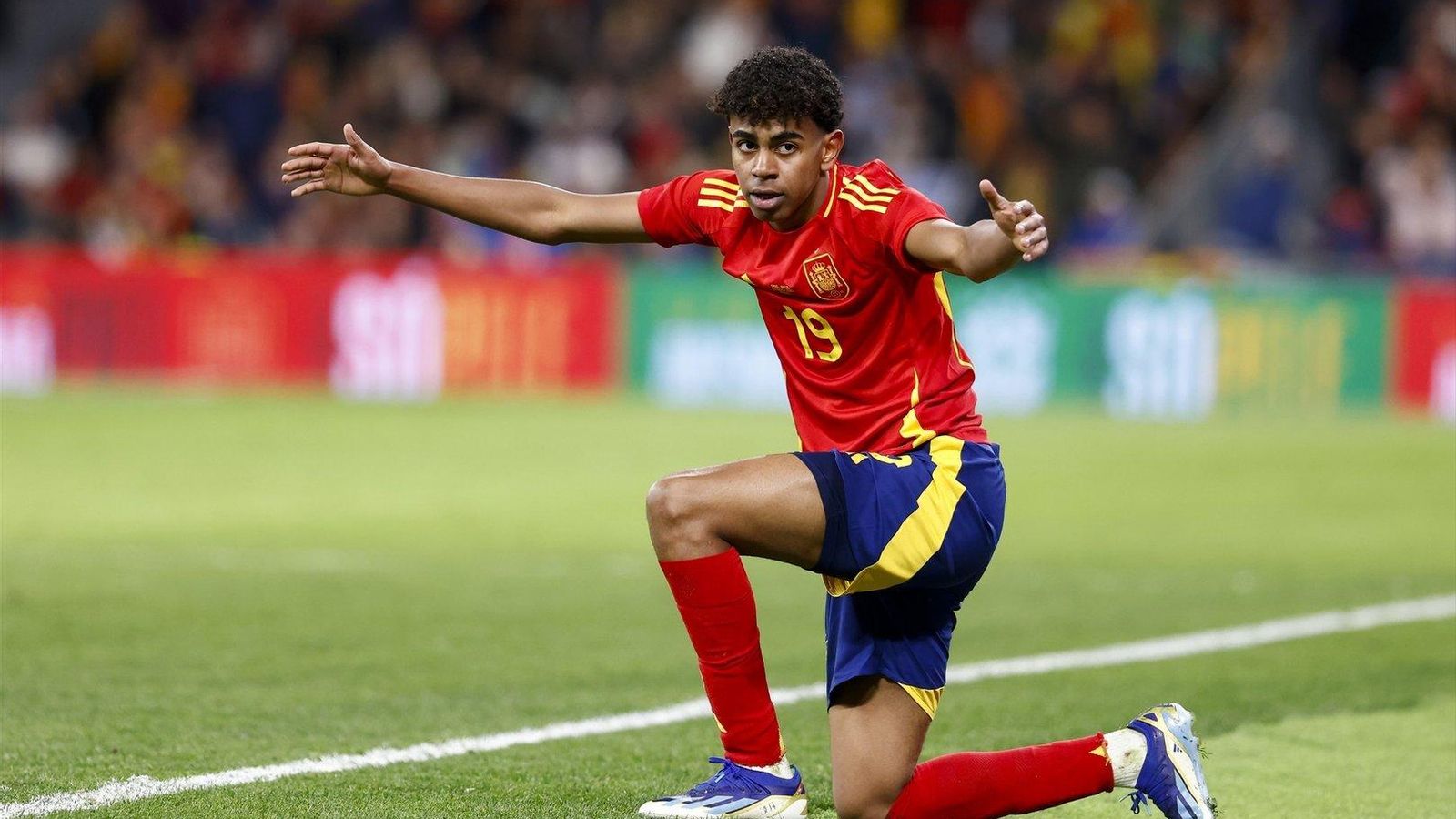 Lamine Yamal protesta una jugada del partido (EP).