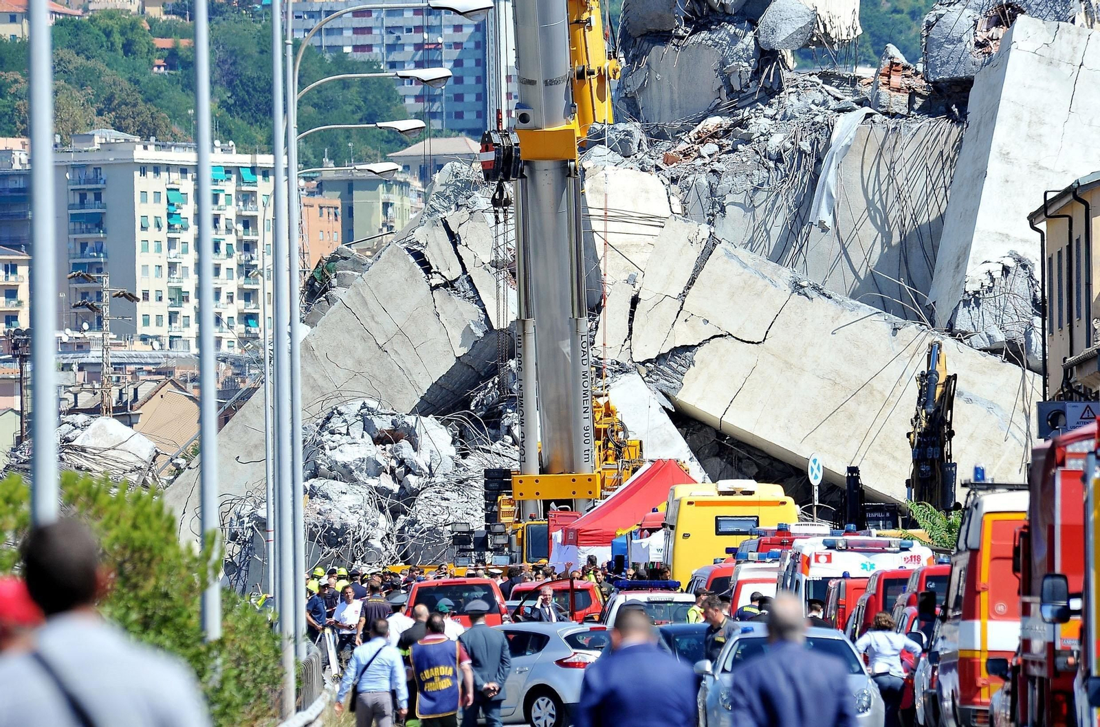 Los servicios de emergencias y seguridad continúan trabajando en la zona del derrumbe.
