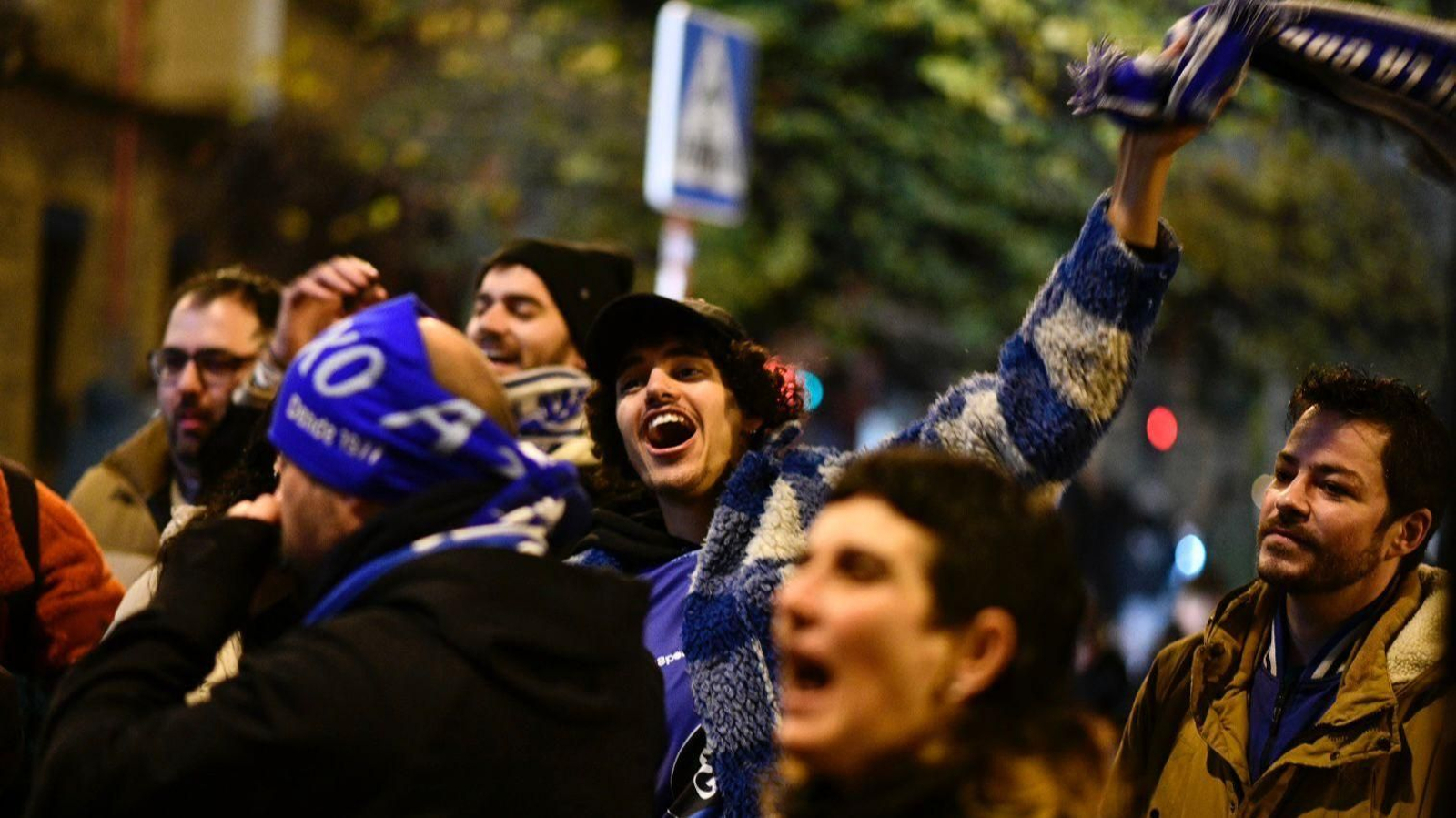 Un aficionado anima con una bufanda del Ourense CF