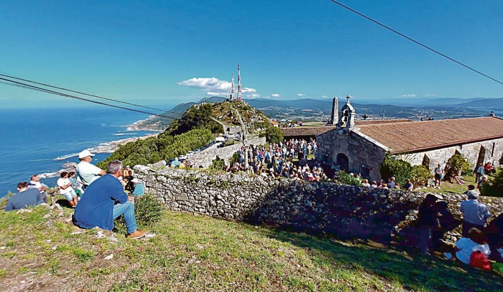 La procesión desde la ermita de Santa Tecla, en lo alto del monte, una de las fechas claves para la villa de A Guarda.