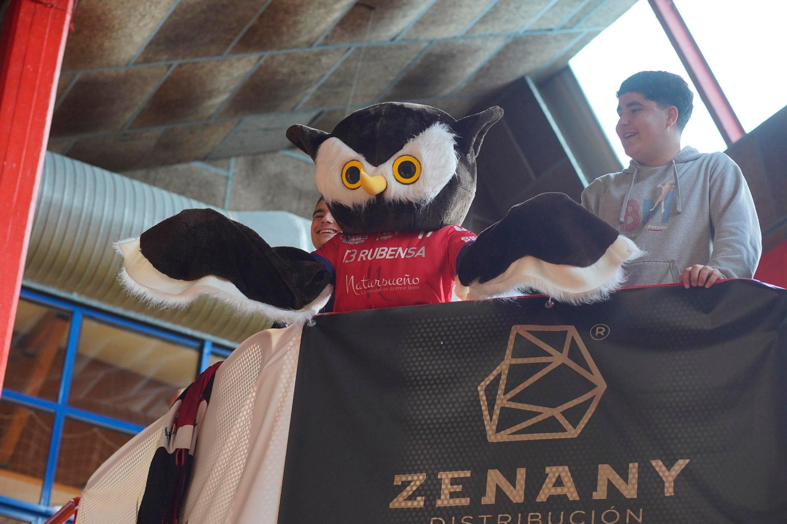 La mascota del Porriño en el pabellón.