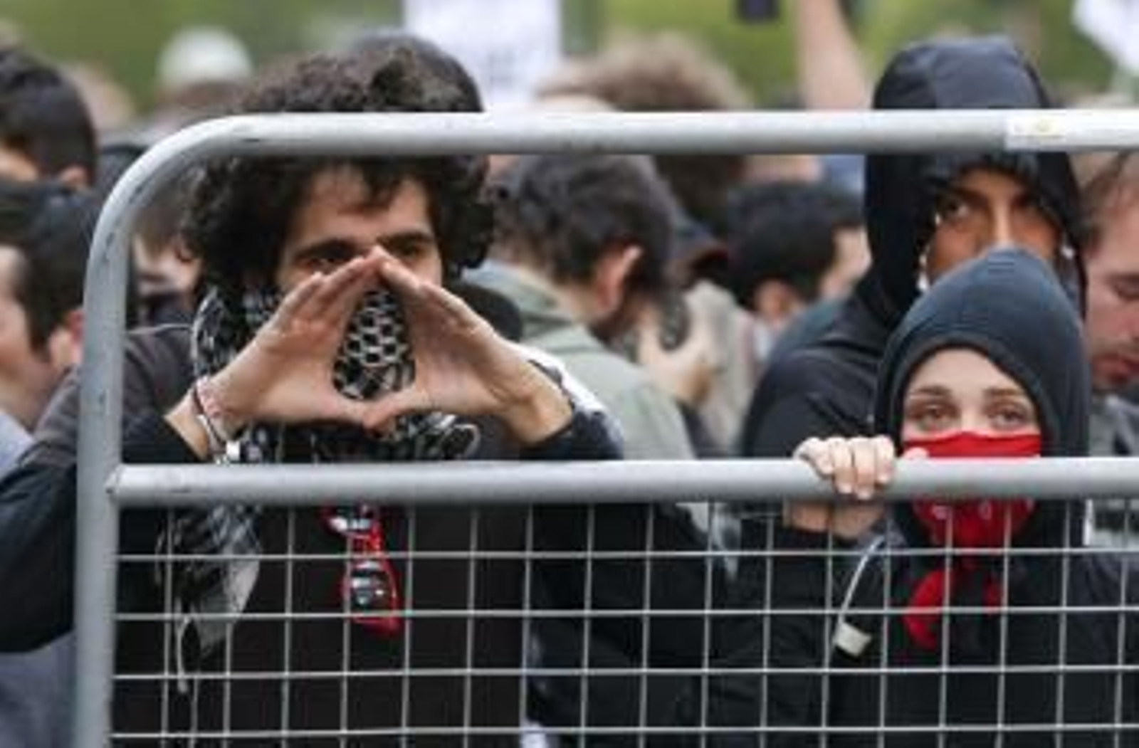Dos manifestantes durante la protesta contra las principales instituciones del Estado que ha sido convocada esta tarde junto a la Cámara Baja (Foto: EFE)