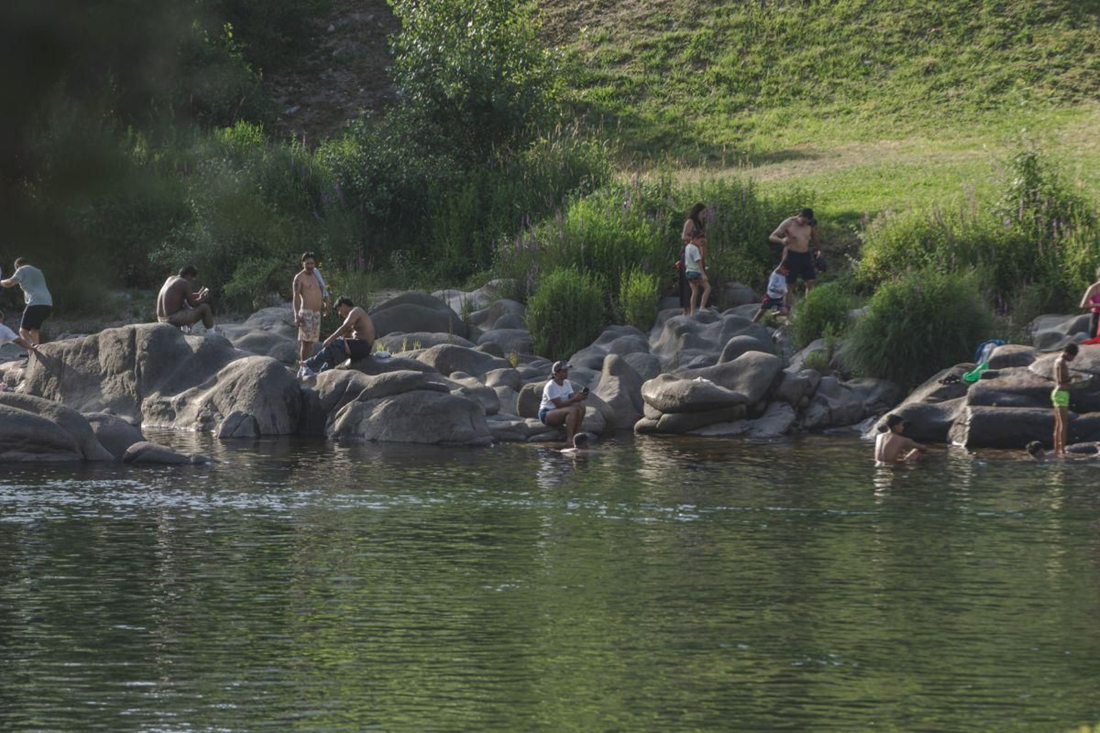 Muchos ourensanos optaron por refrescarse en el Miño.