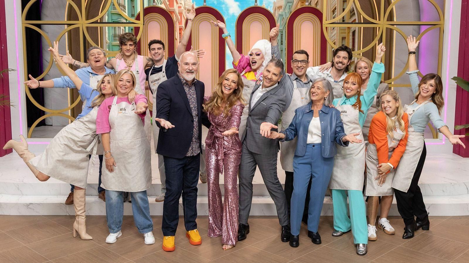 Todos los concursantes de 'Top Chef: dulces y famosos' junto a los jueces y la presentadora Paula Vázquez.