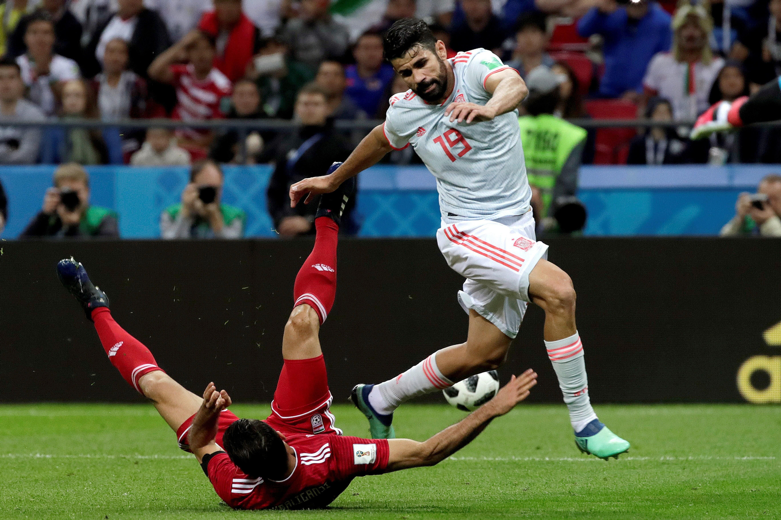 Diego Costa, de rebote, marcó ayer el gol de España.