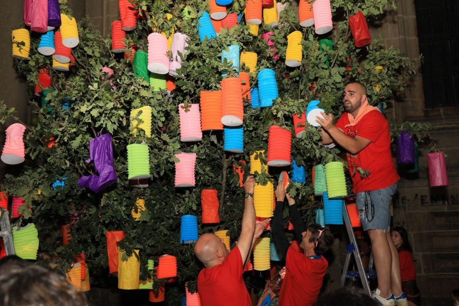 Celanova se prepara para la fiesta de la Ramallosa con un taller de faroles