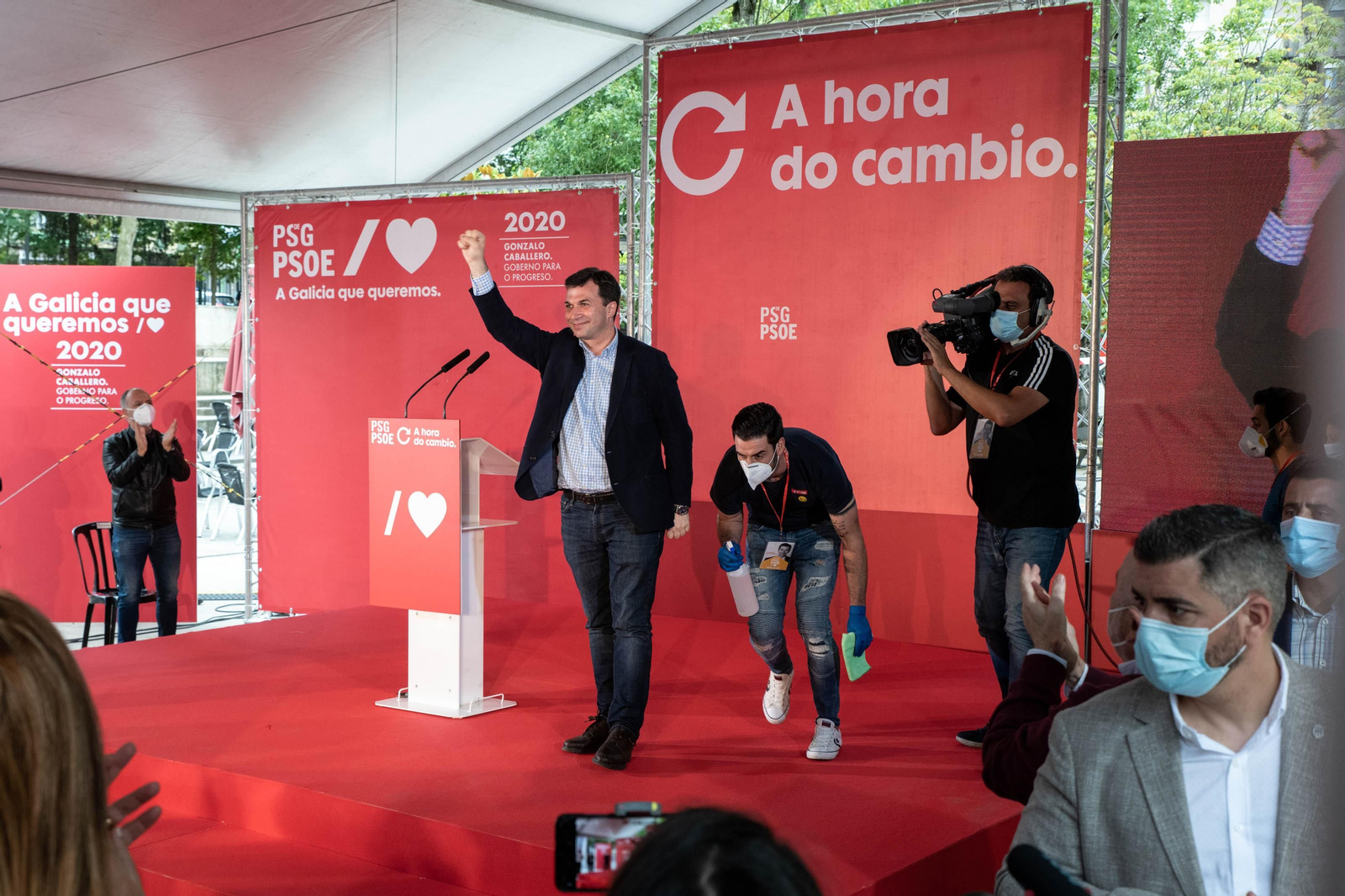 OURENSE (XARDÍNS DO POSÍO). 27/06/2020. OURENSE. El presidente del gobierno, Pedro Sánchez, acompaña al candidato a la Xunta de Galicia, Gonzalo Caballero y a Marina Ortega en un mitin del PSdeG-PSOE. FOTO: ÓSCAR PINAL