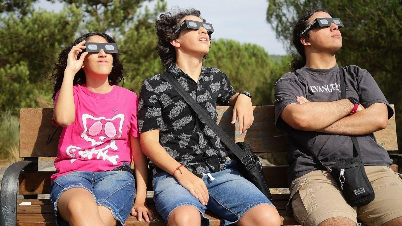 Vecinos de Ourense con las gafas homologadas de protección.