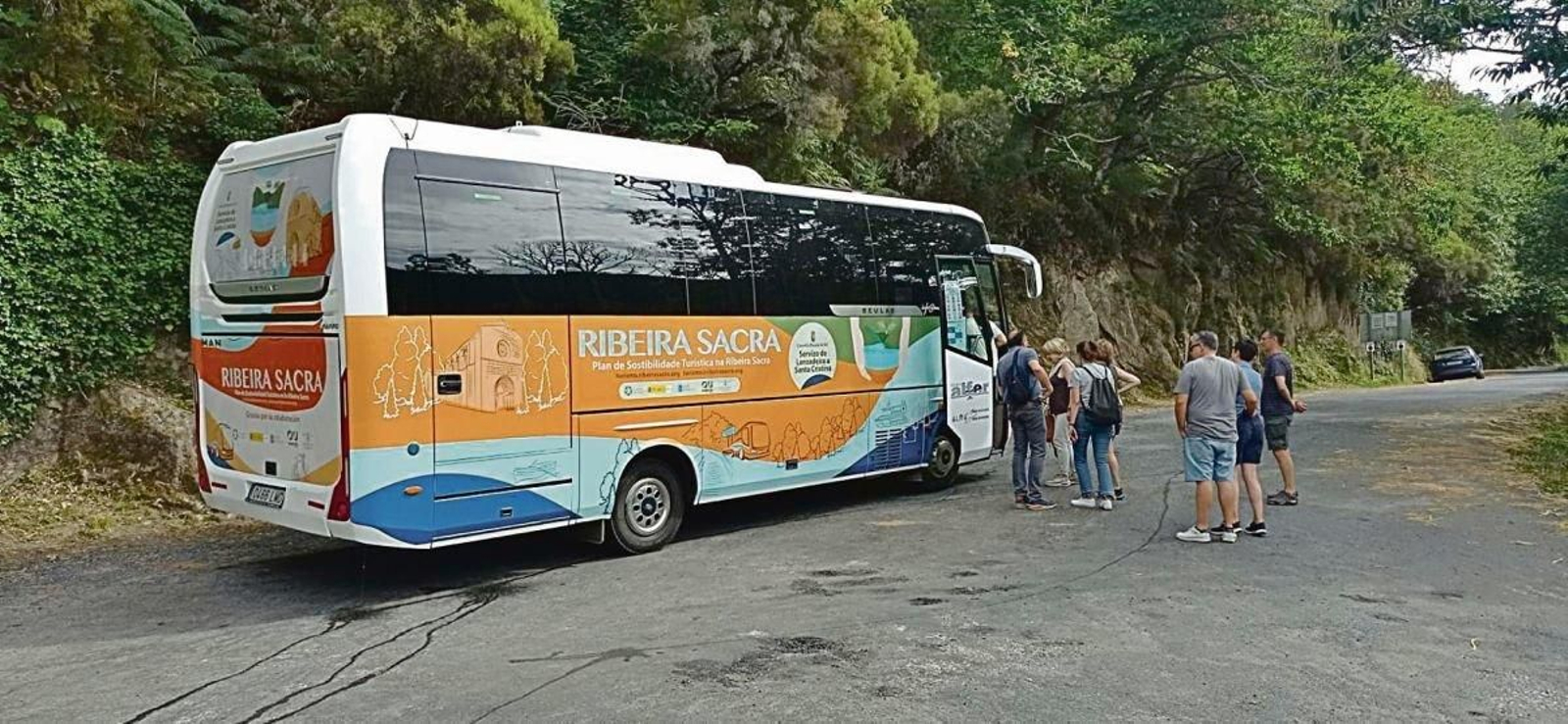 Autobús lanzadera en Parada de Sil.