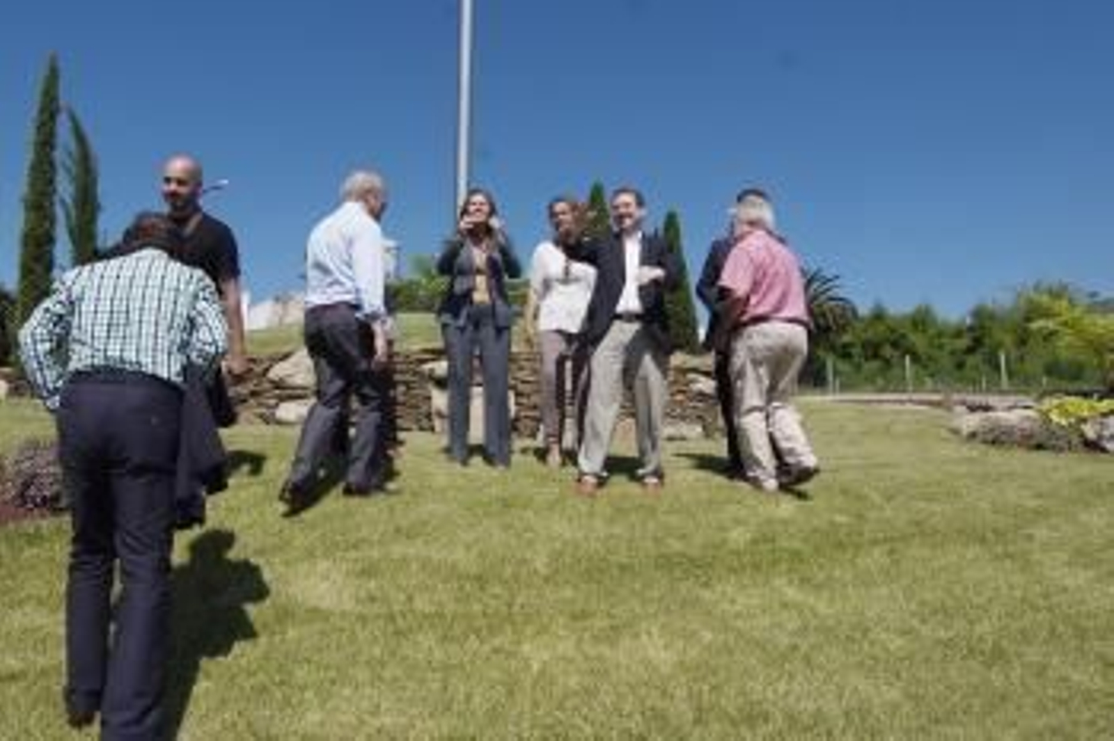 Bravo Bosch y Caballero escalaron hasta lo alto de la rotonda con varios concejales.