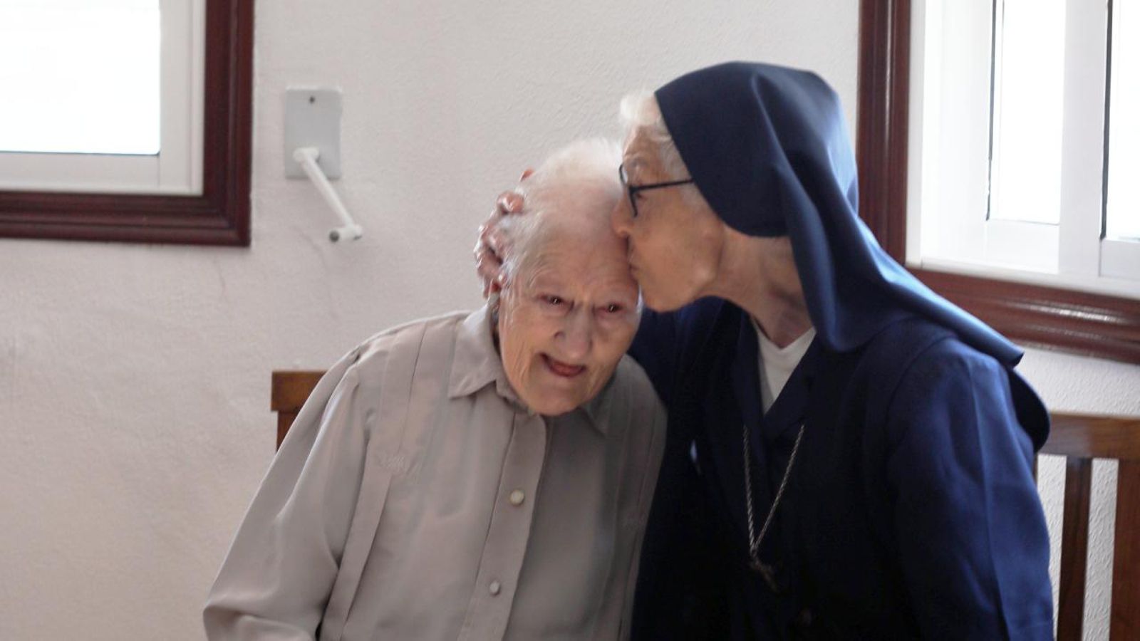 Josefa, misionera, besa a su hermana Fe, en su casa de la ciudad.// José Paz