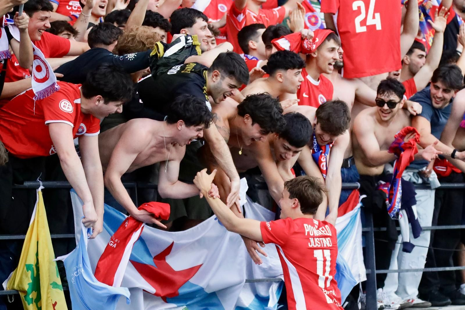 Justino, autor del gol de la victoria de la UD Ourense, se abraza con los aficionados tras el partido.