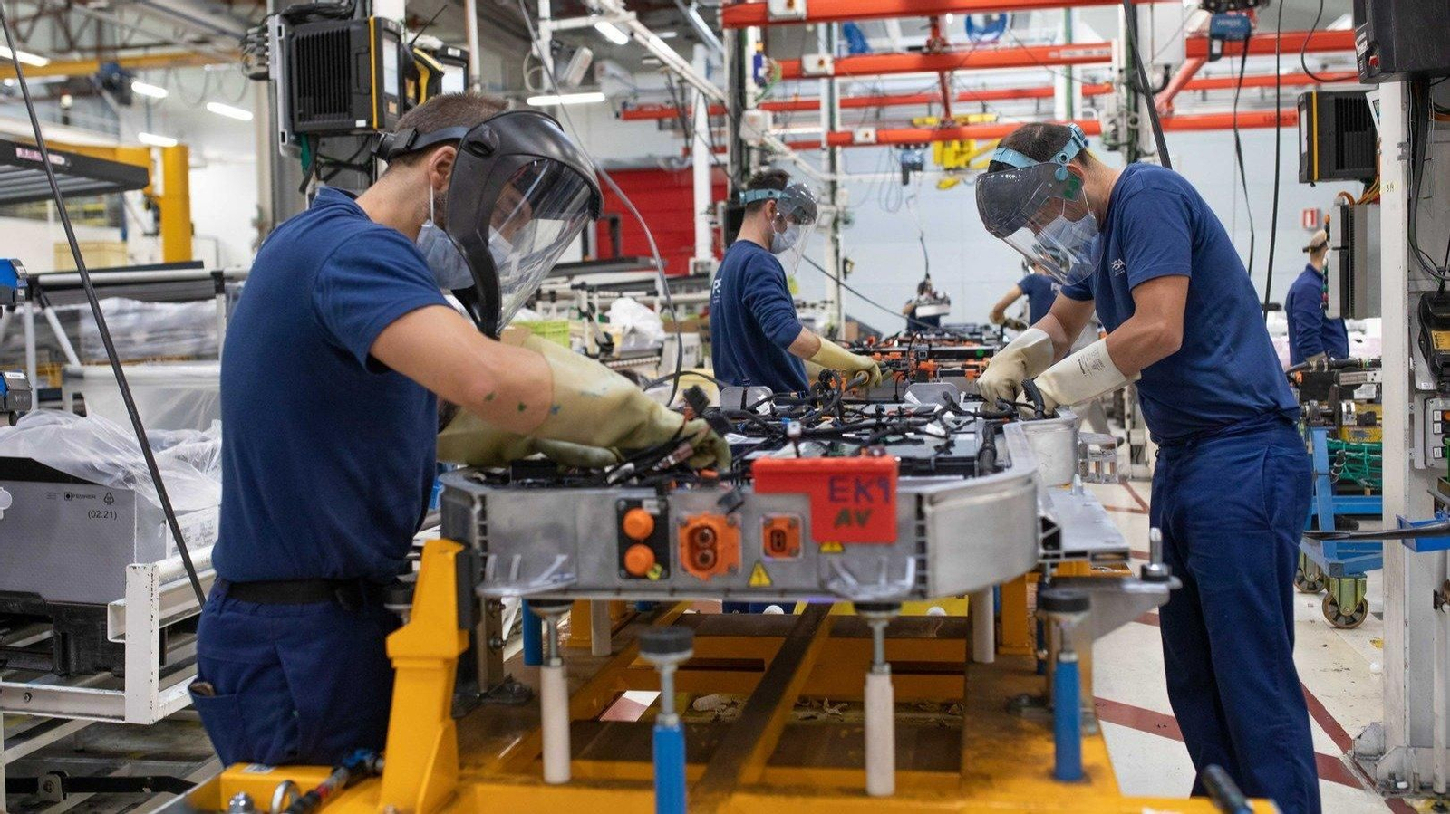 Trabajadores en el taller de baterías de Stellantis Vigo.