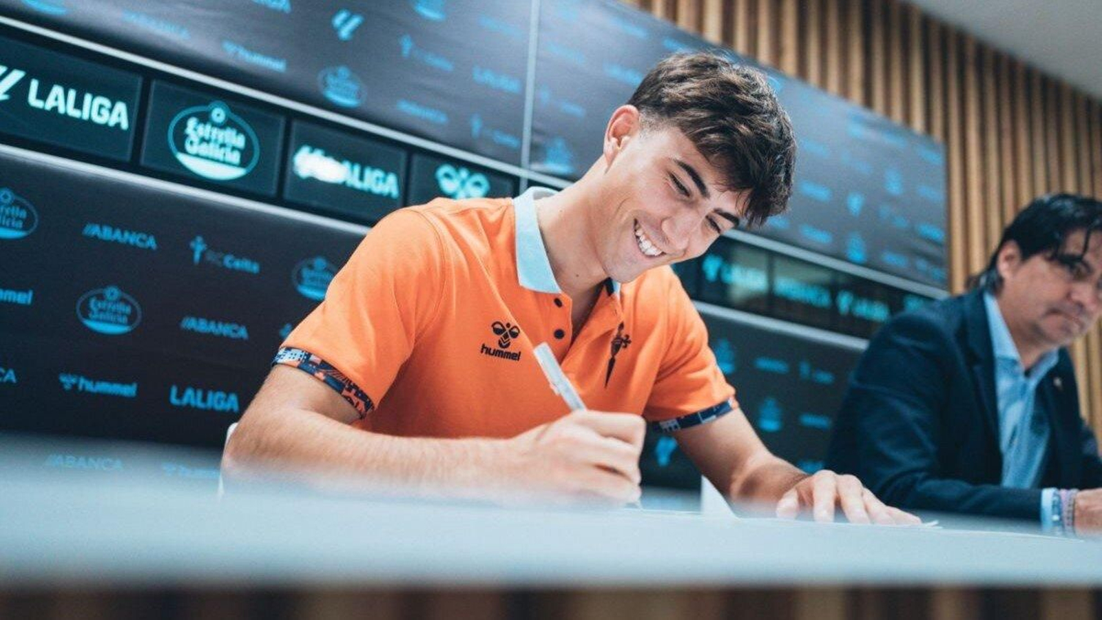 Javi Rodríguez firma su nuevo contrato con el Celta, por el que estará ligado al club vigués hasta 2028.