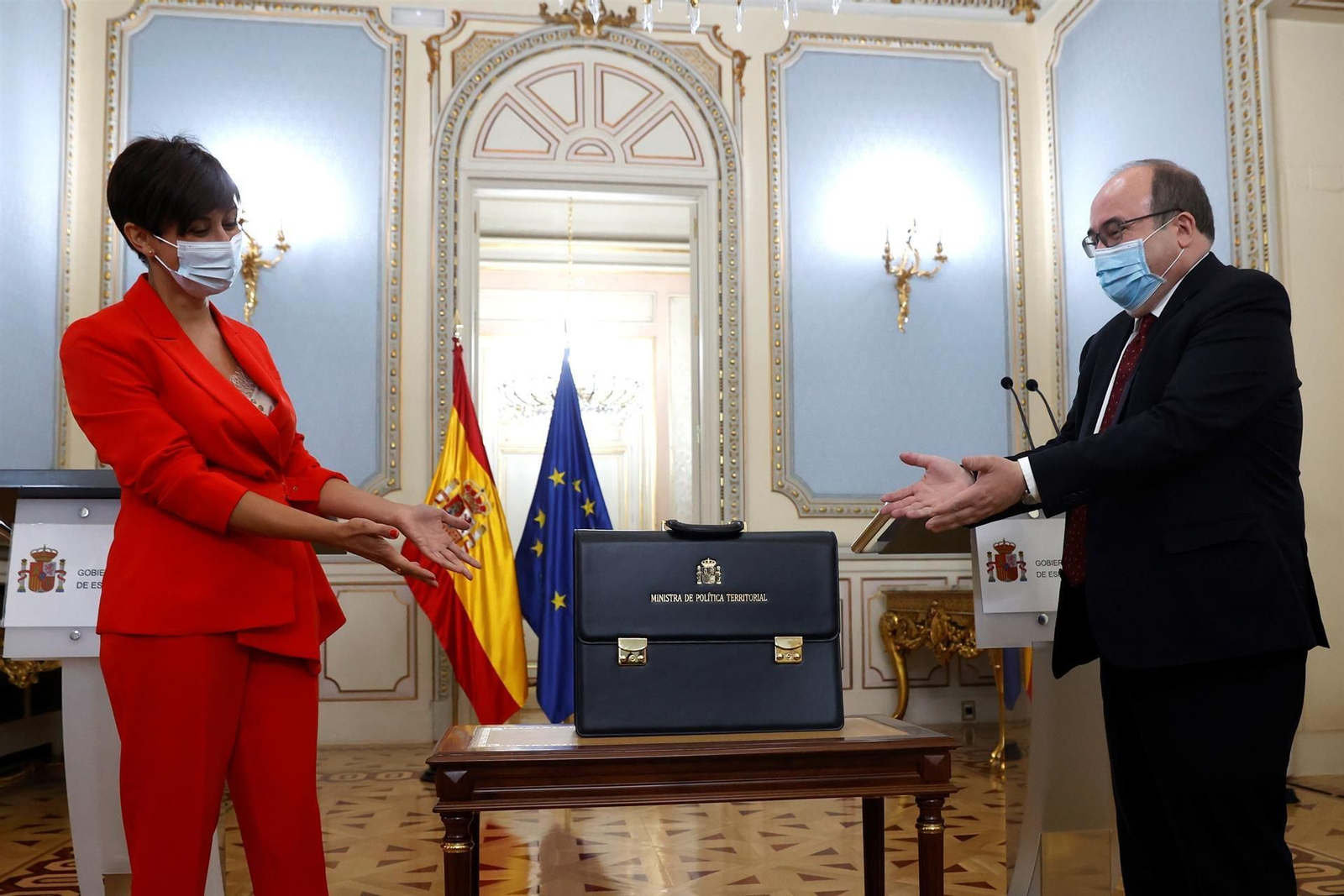 La ministra de Política Territorial, Isabel Rodríguez, recibe la cartera de su predecesor Miquel Iceta.