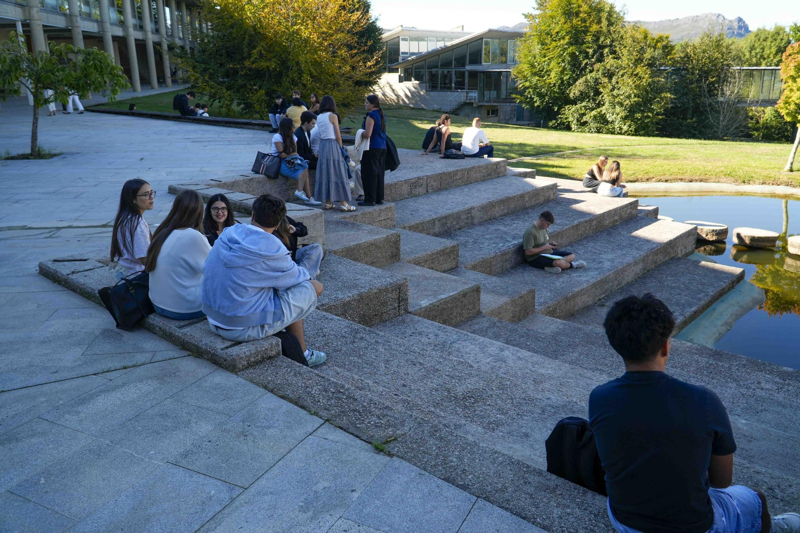 La Facultad de Económicas –en la foto, alumnos en el exterior– es la segunda con mayor límite de gasto.