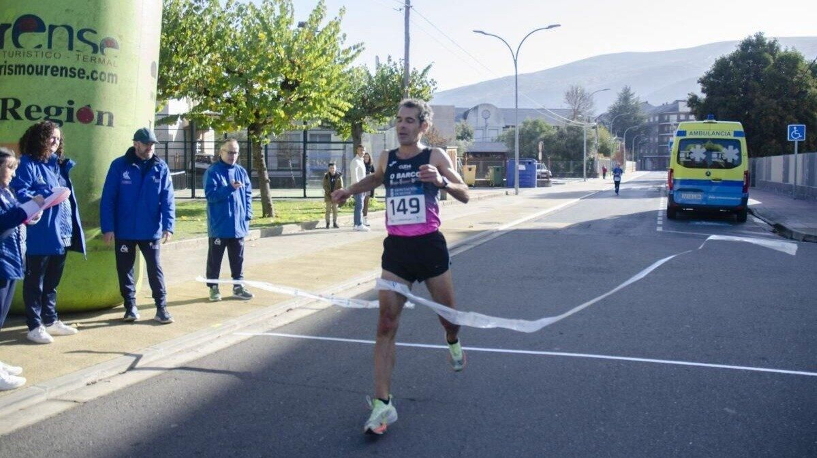 El atleta del Adas Cupa Ricardo Vázquez cruza la línea de meta tras imponerse en la XVI Carreira dos Santiños do Barco.