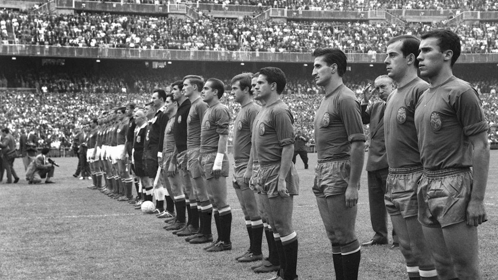 Selecciones de la URSS y España escuchando los himnos en la final de 1964.