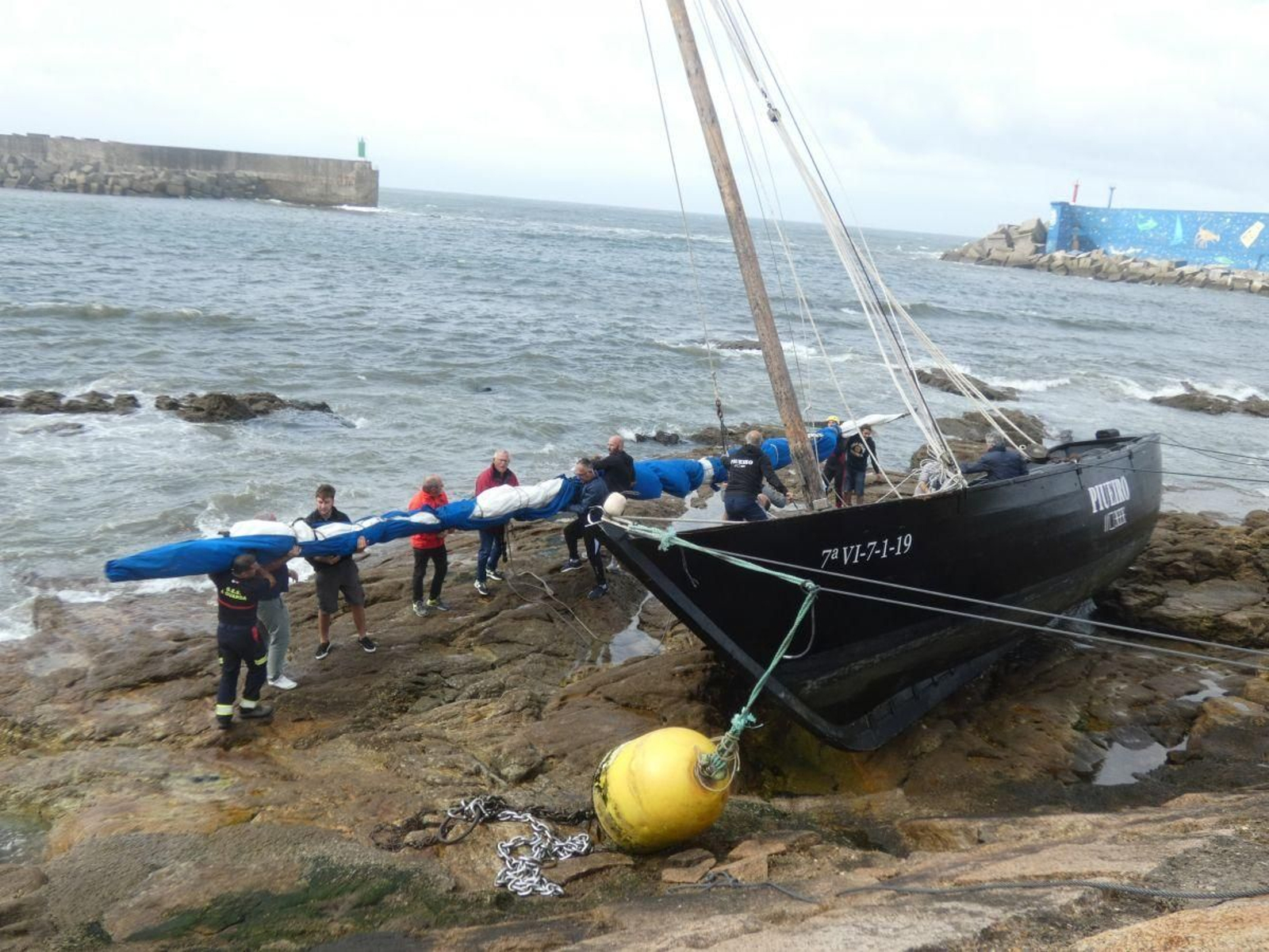 El Piueiro fue a varar a una de las pocas superficies más o menos planas del puerto.