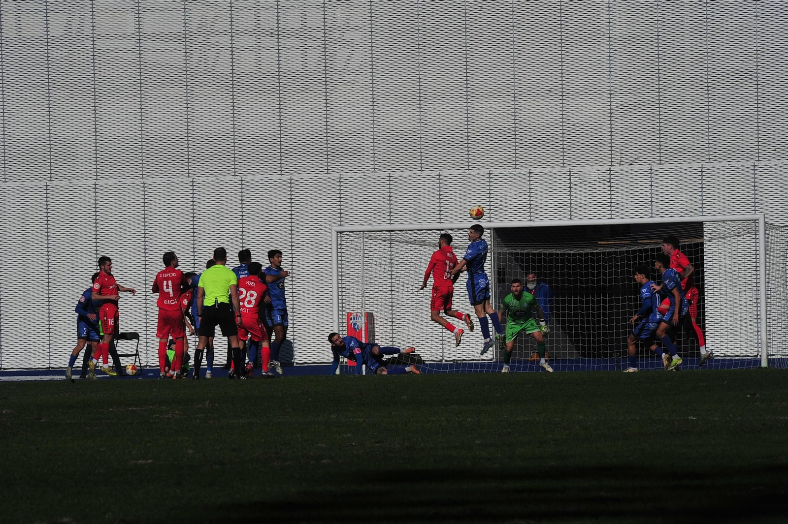 Galería | O Couto vive una nueva victoria del Ourense CF antes de la reforma del césped