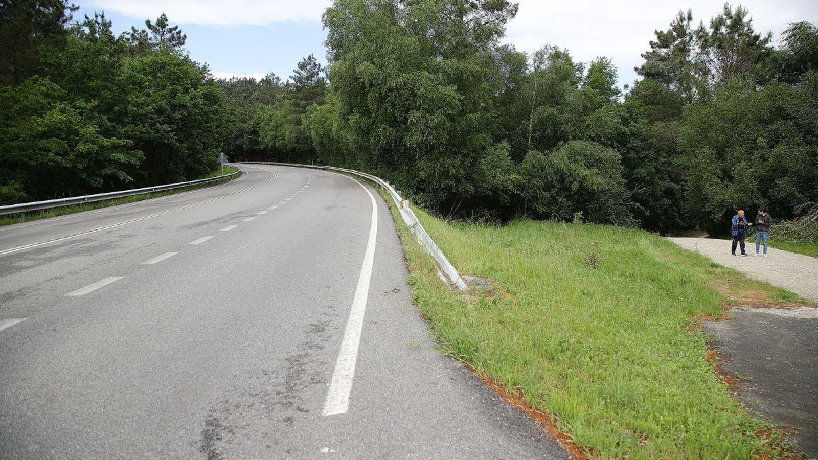 La curva de la OU-536 donde se salió el turismo.