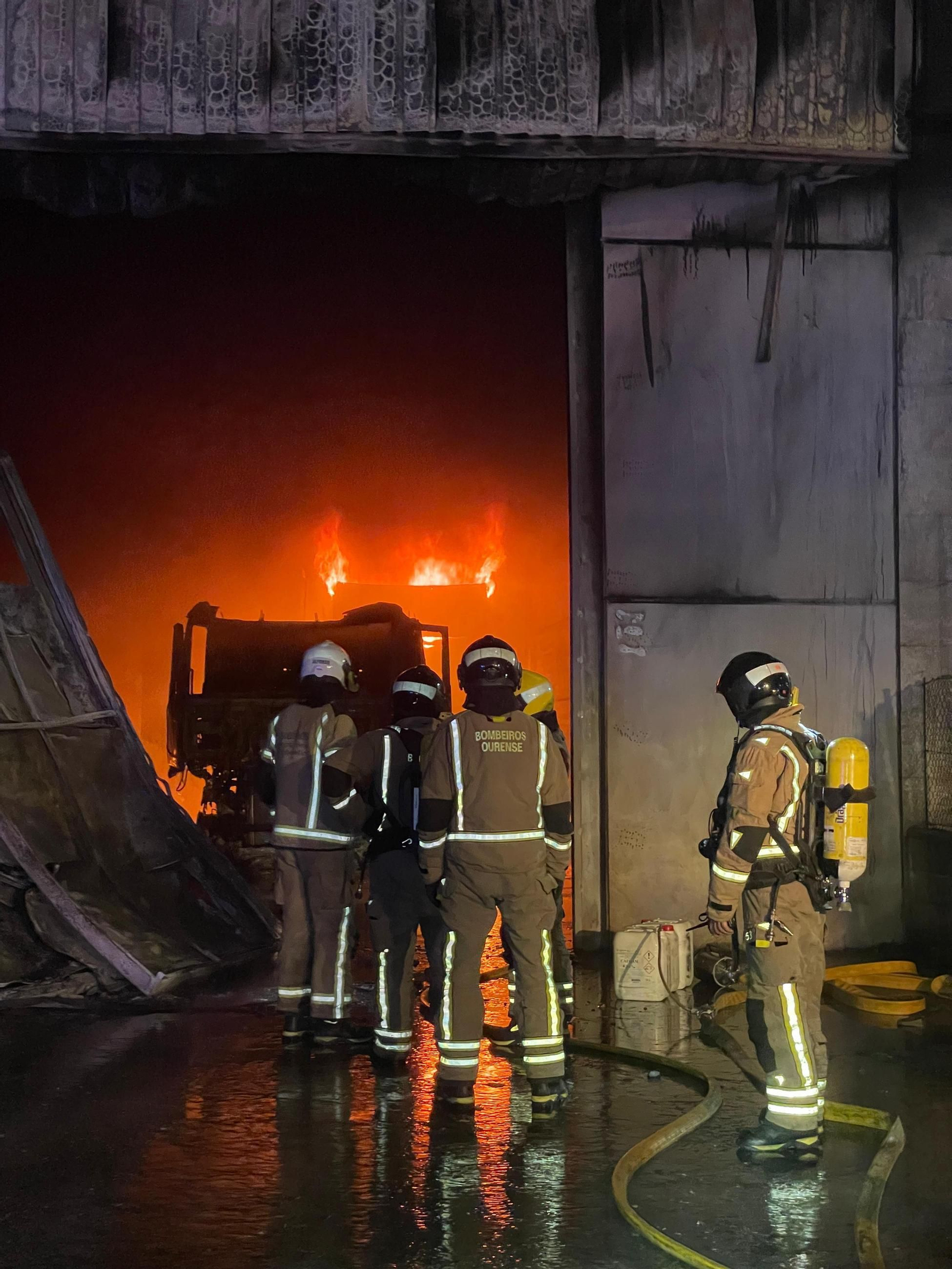 Galería | Así quedó la nave de transportes totalmente calcinada en el polígono de San Cibrao