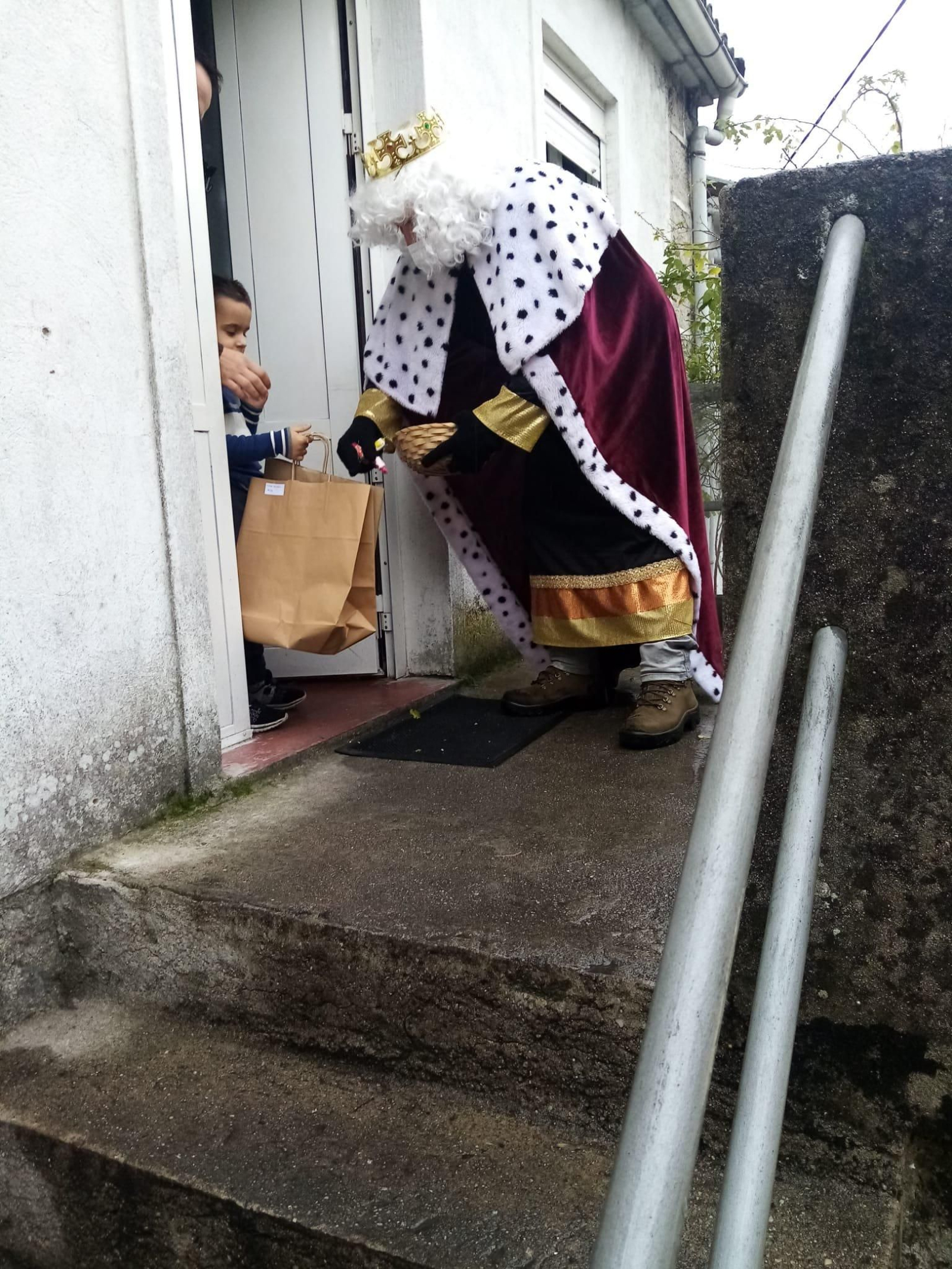 LOBIOS. La visita de sus majestades esta mañana por los pueblos de Lobios. La pandemia obligó a suspender la cabalgata, pero Melchor, Gaspar y Baltasar quisieron pasar a saludar personalmente a los menores del municipio.