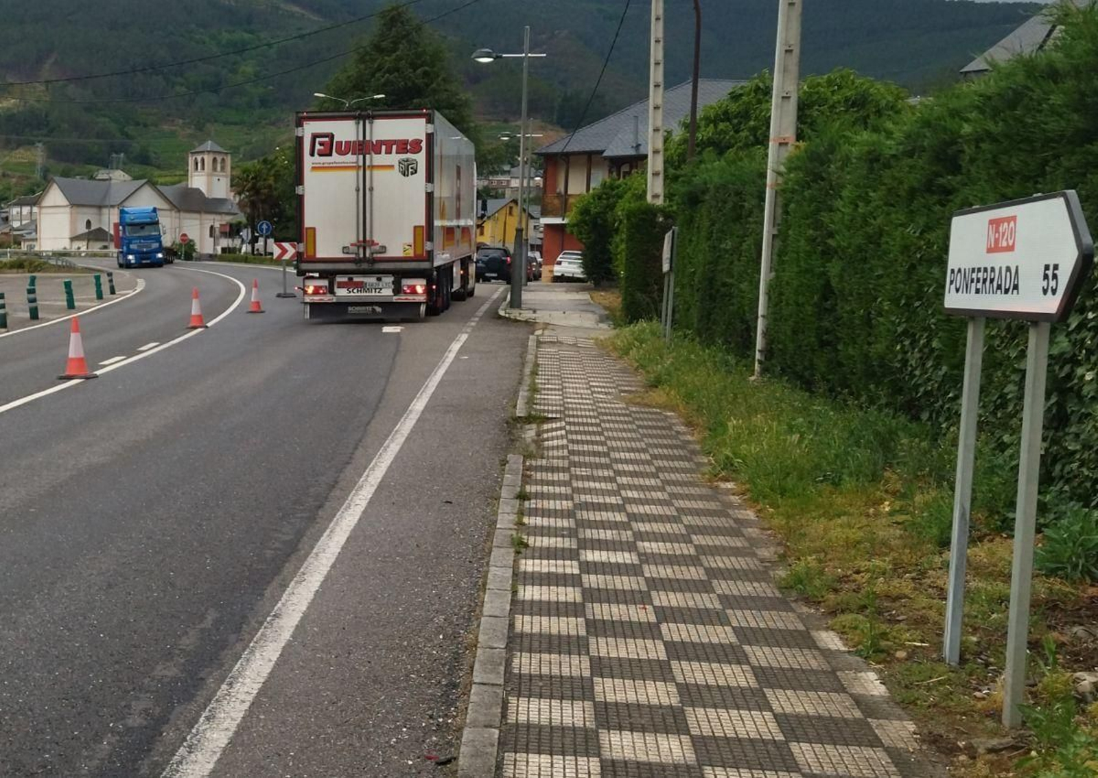 Cientos de vehículos se cruzaron en el centro del casco urbano de Vilamartín.