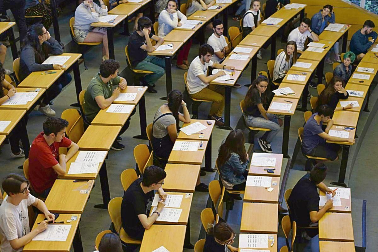 Estudiantes, durante las pruebas de la EBAU el pasado curso.