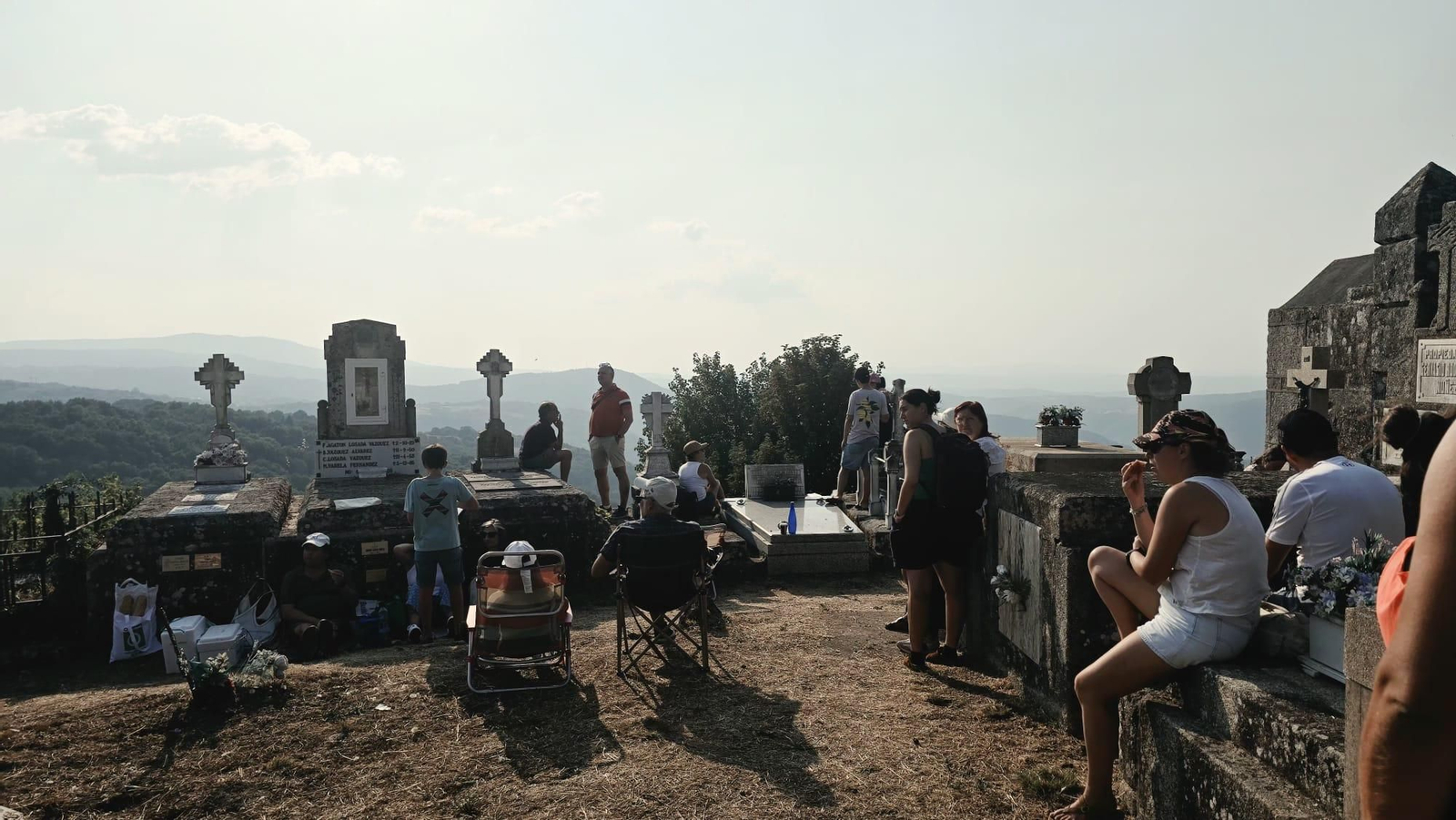 Galería | Un cementerio para mirar al cielo: un silencioso mirador para el eclipse total solar