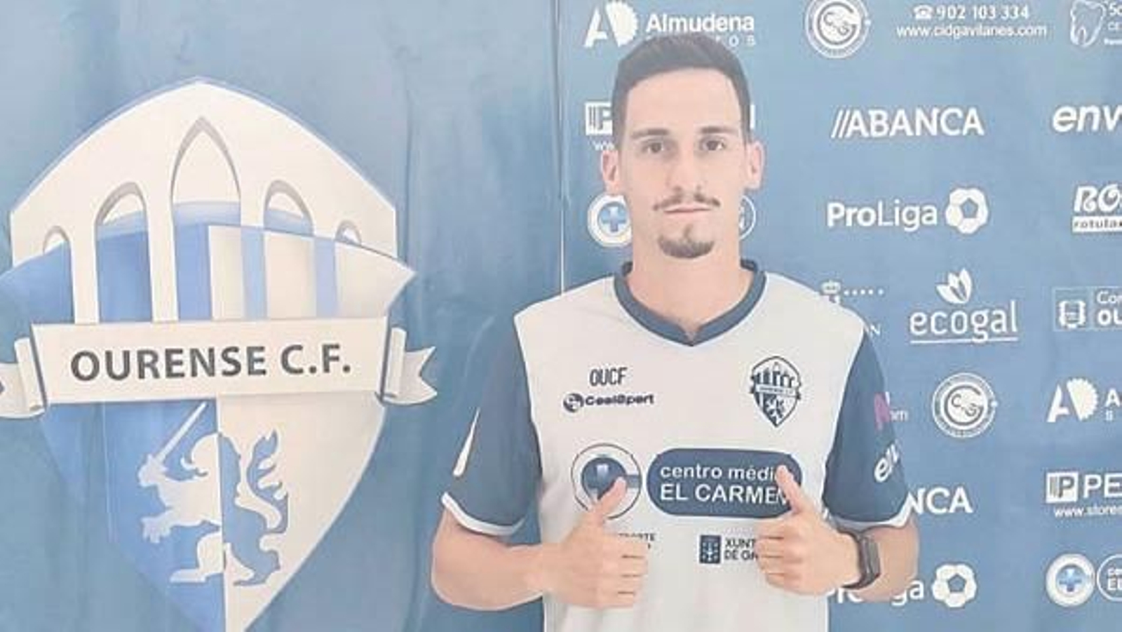 El centrocampista Kika, posando con la camiseta del Ourense CF.