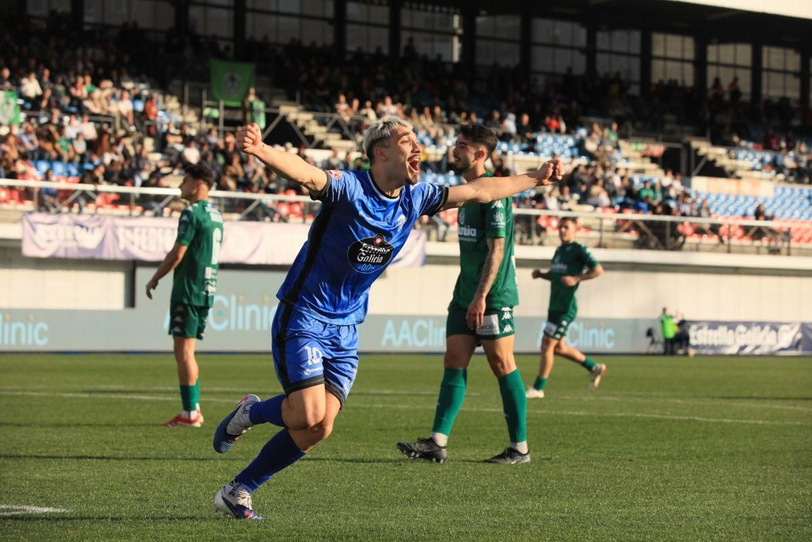 El delantero Martín Ochoa celebra el segundo gol del Ourense CF ante el Arenteiro.