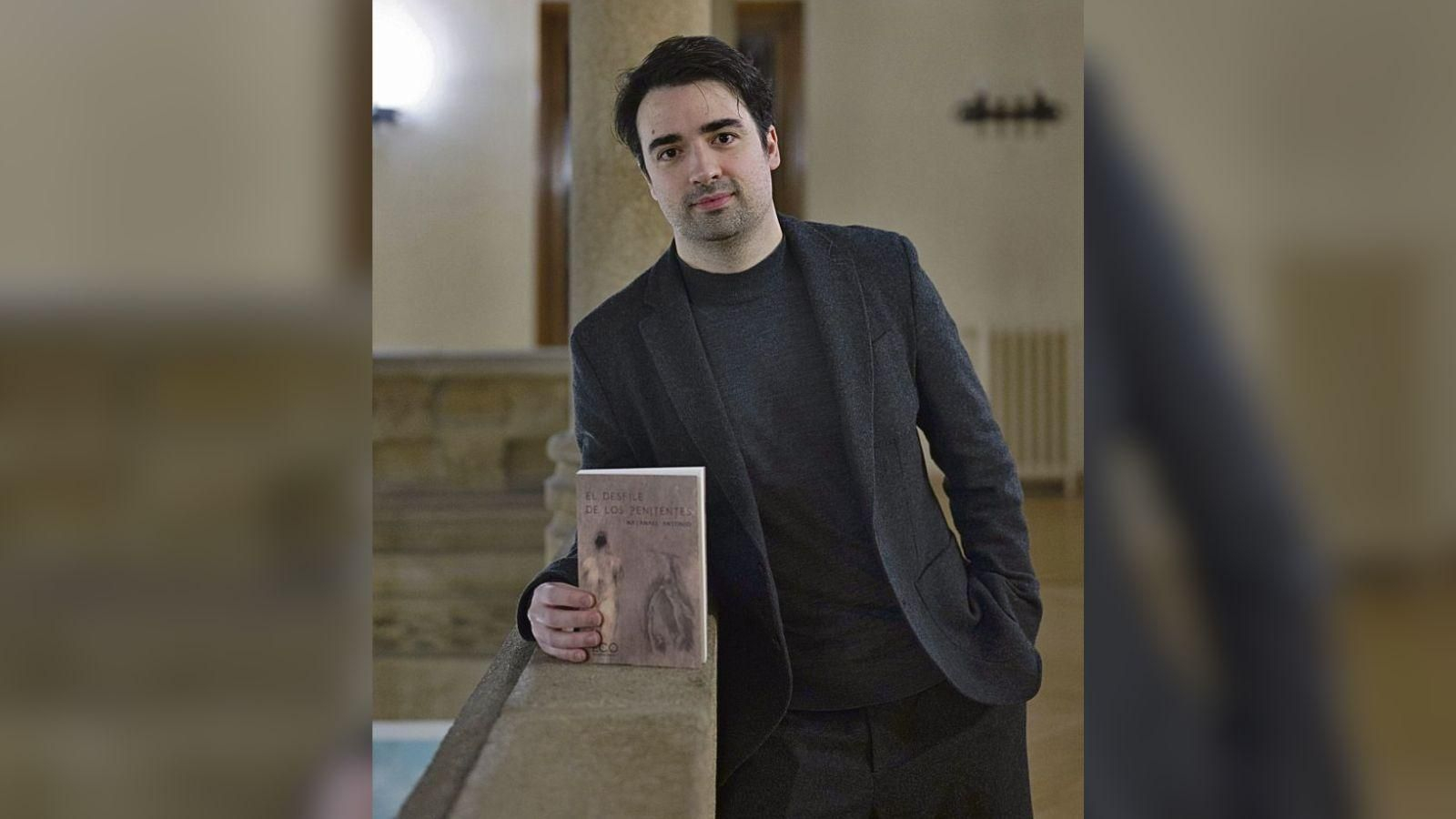 Natanael Antonio, mostrando su libro en el Liceo de Ourense.