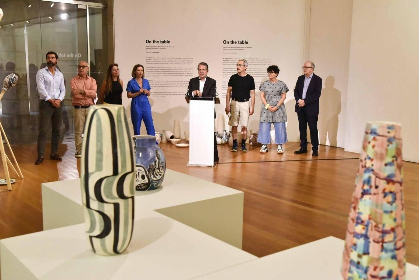 El alcadel Abel Caballero acudió a la inauguración de “On the table”, comisariada Isidro Blasco.