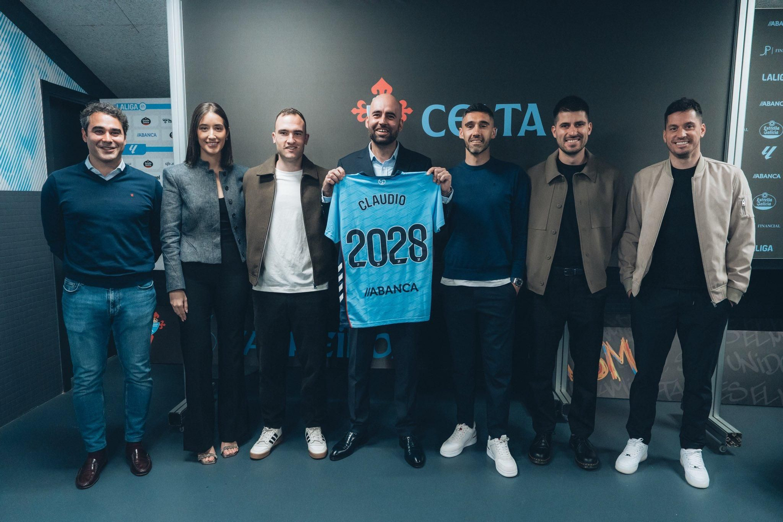 Claudio y su cuerpo técnico, tras la rueda de prensa de la renovación.