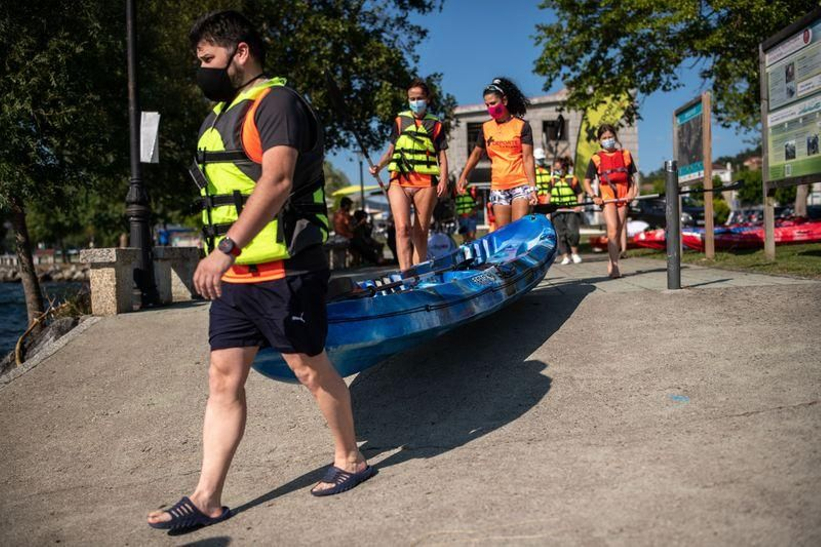 Jornada de piragüismo en Castrelo de Miño (ÓSCAR PINAL)